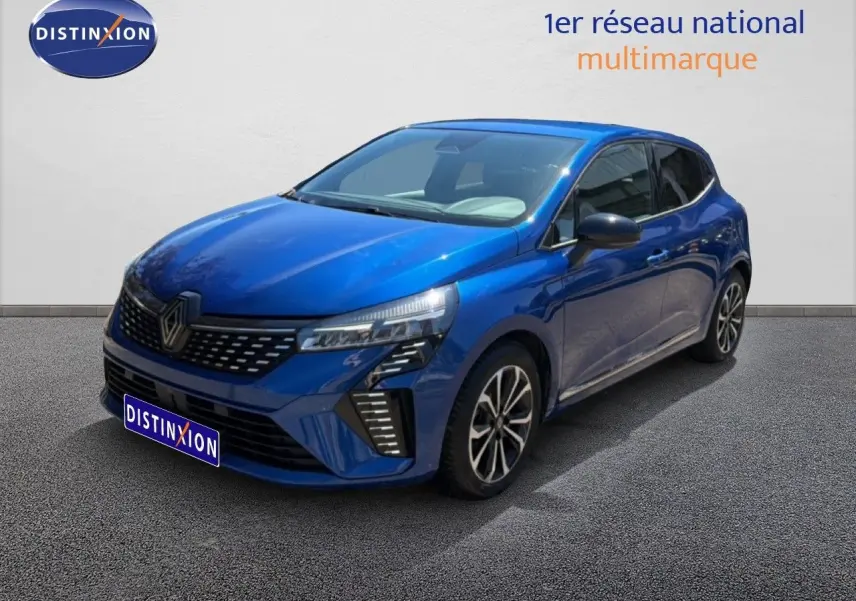 Renault Clio V TCe 90ch Techno bleu Iron Metal en 3/4 avant droit avec jantes alliage et feux LED distinctifs.