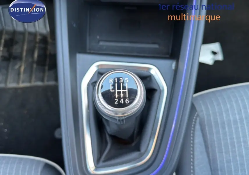 Le levier de vitesses manuel de la Renault Clio 2025, vue rapprochée de la console centrale avec sellerie tissu gris.