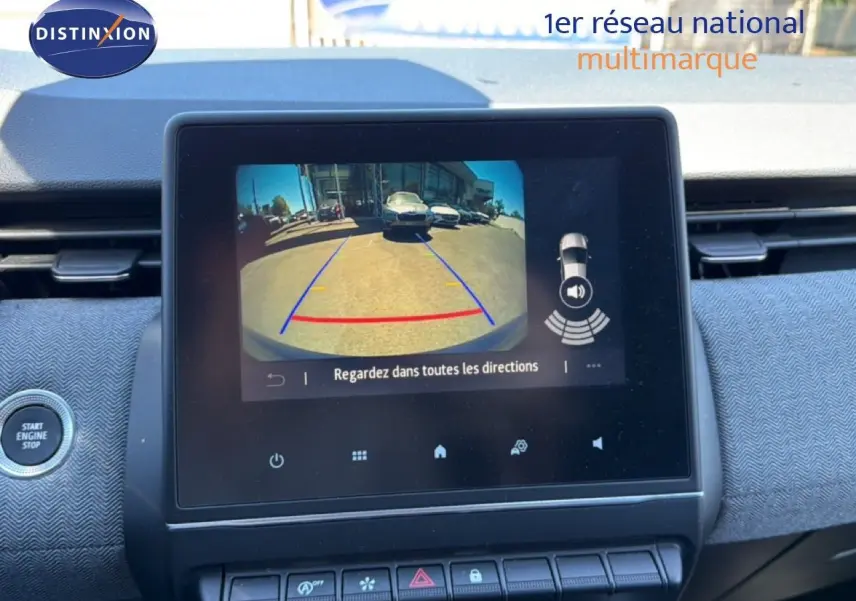 Écran central de Renault Clio 2025 bleu Iron Metal montrant la caméra de recul avec lignes de guidage colorées.