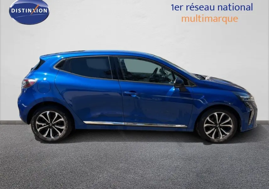 Profil droit d'une Renault Clio 2025 bleu iron metal avec jantes alliage et vitres teintées, sur fond neutre.