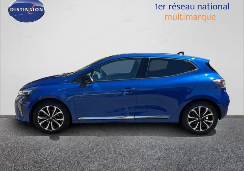 Profil droit d'une Renault Clio 2025 bleu iron metal avec jantes alliage et vitres teintées, sur fond clair neutre.