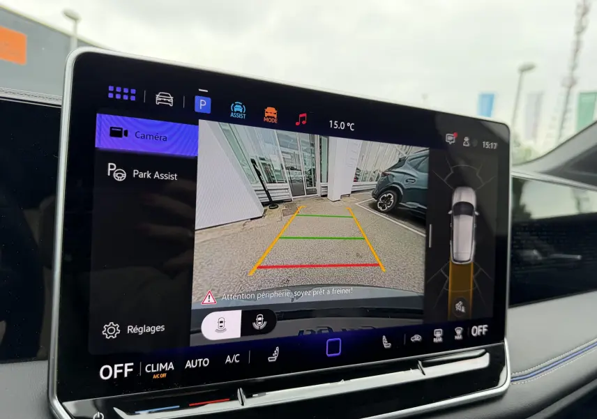 Écran tactile du système Park Assist affichant la caméra de recul dans un Volkswagen Tiguan gris, vue intérieure.