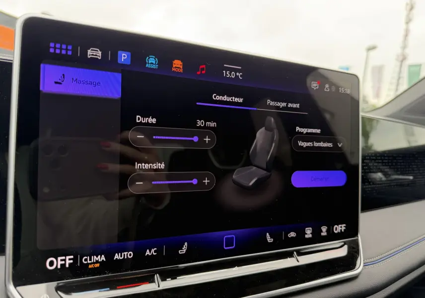 Écran tactile intérieur du Volkswagen Tiguan 2025 affichant le réglage du massage siège conducteur.