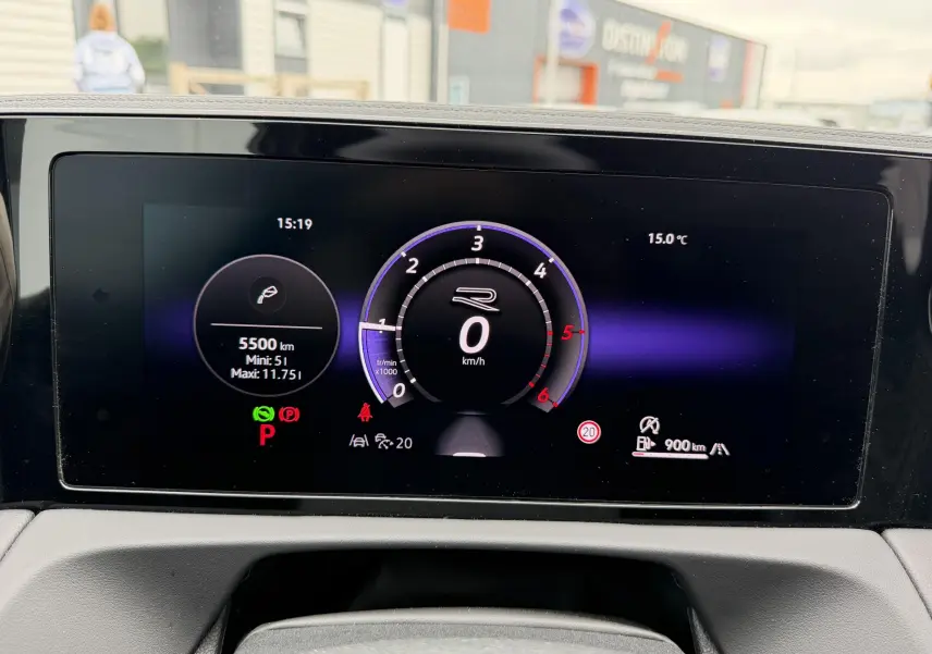 Affichage numérique du tableau de bord du Volkswagen Tiguan 2025, avec compte-tours et vitesse à 0 km/h.