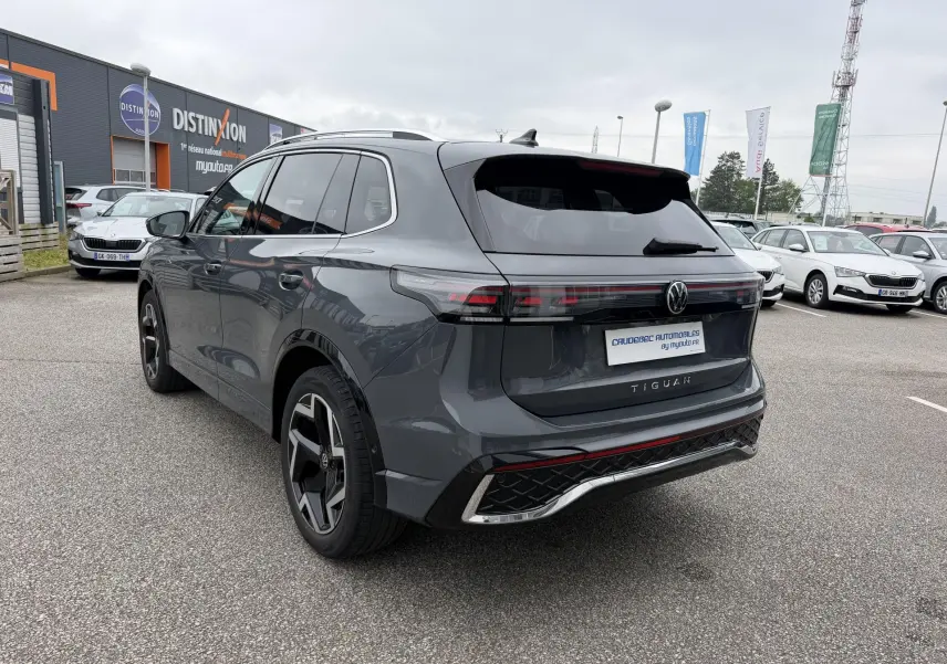 Vue 3/4 arrière droite du Volkswagen Tiguan gris 2025 avec jantes alliage 19 pouces et feux arrière LED 3D.