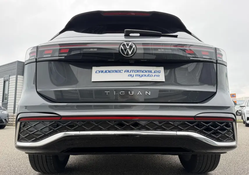 Vue arrière du Volkswagen Tiguan gris 2025 avec feux LED 3D et diffuseur noir à motifs géométriques.
