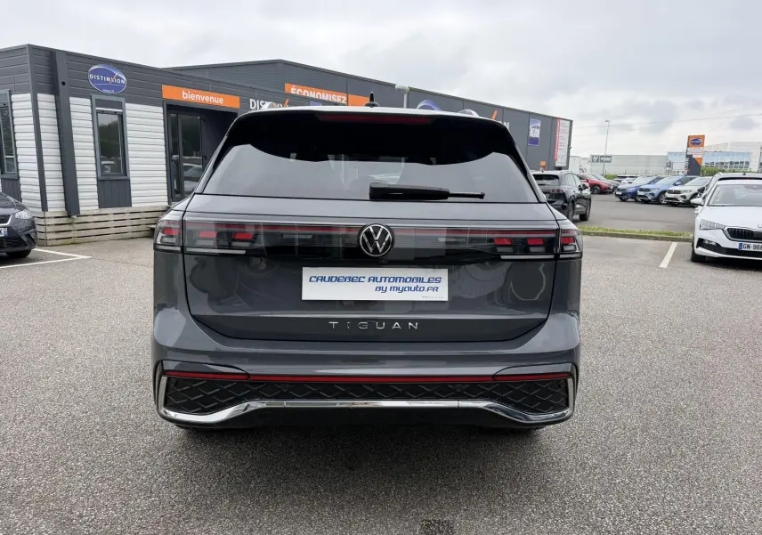 Vue arrière du Volkswagen Tiguan gris 2025 avec feux arrière LED 3D et logo VW centré sur le hayon.