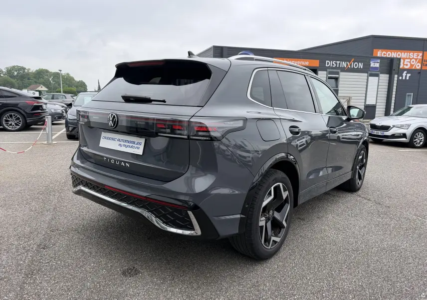 Vue 3/4 arrière droite du Volkswagen Tiguan gris avec jantes alliage 19 pouces et feux arrière LED 3D.