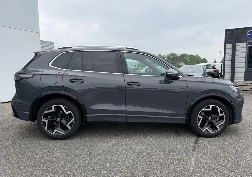 Vue latérale droite d'un Volkswagen Tiguan gris 2025 avec jantes alliage 19 pouces et pack R-Line extérieur.
