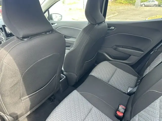 Vue intérieure côté droit de la banquette arrière de la Renault Clio 1.0 TCE Evolution noire, sièges tissu gris et noir.