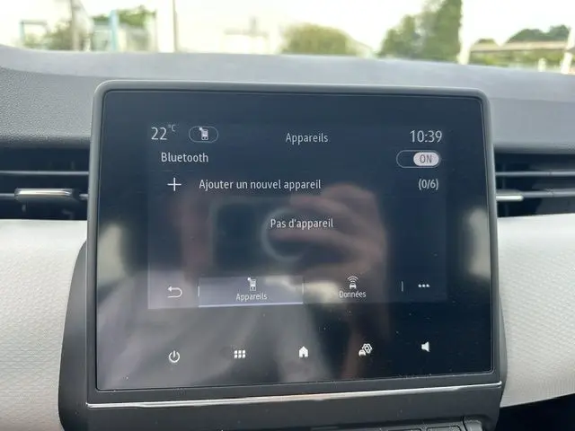 Écran tactile central de la Renault Clio 1.0 TCE Evolution 2022 affichant le menu Bluetooth, intérieur gris clair.