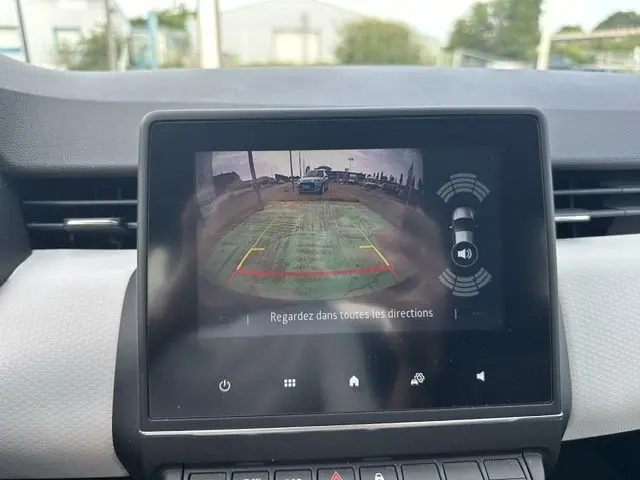 Écran central de la Renault Clio 2022 montrant la caméra de recul avec guidage et alertes de proximité.