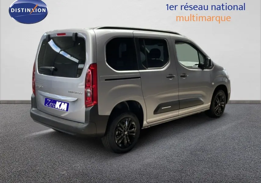 Vue 3/4 arrière droite d'un Citroën Berlingo gris Artense métallisé avec vitres teintées et jantes noires.