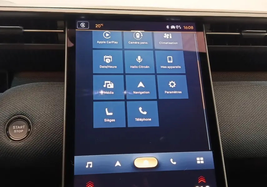 Écran tactile central affichant les options multimédias et climatisation dans le tableau de bord d'une Citroën C5 hybride.