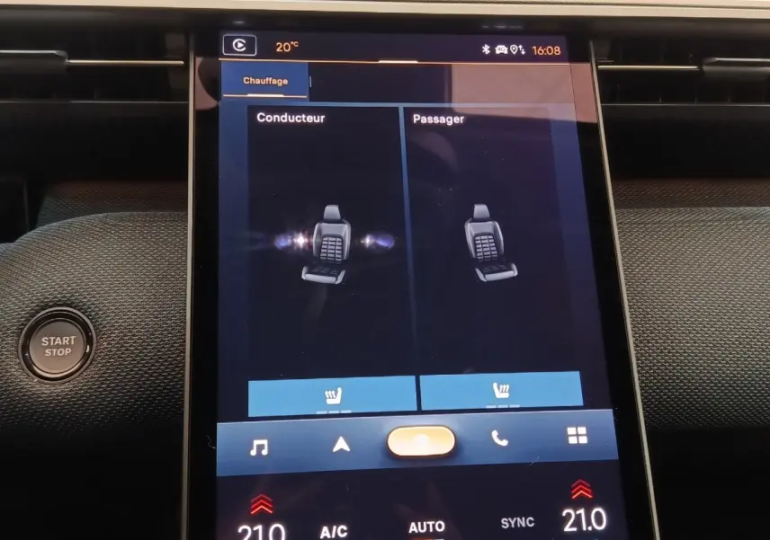 Écran tactile central affichant la gestion du chauffage des sièges dans l'habitacle d'une Citroën C5 Hybride verte.