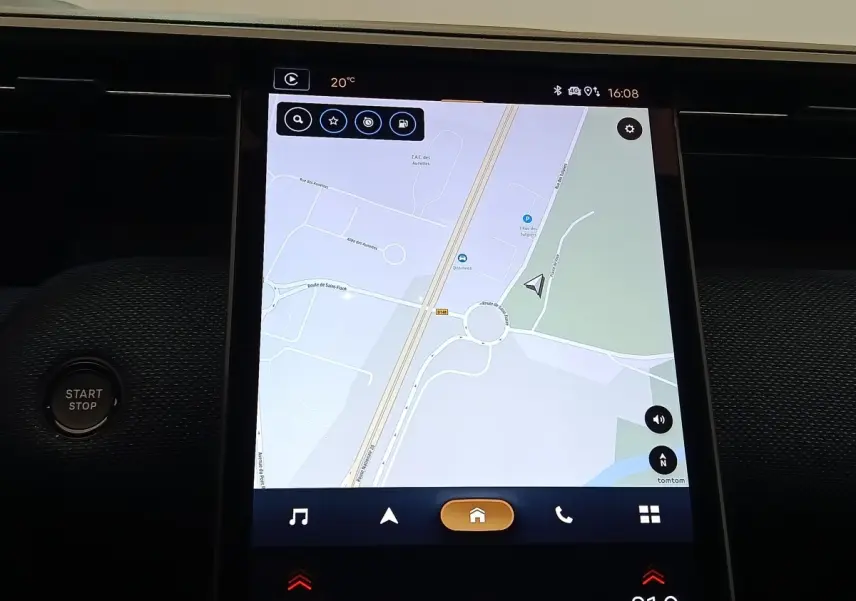 Écran tactile central 33 cm affichant la navigation, bouton Start/Stop à gauche, intérieur moderne du Citroën C5 Hybride.