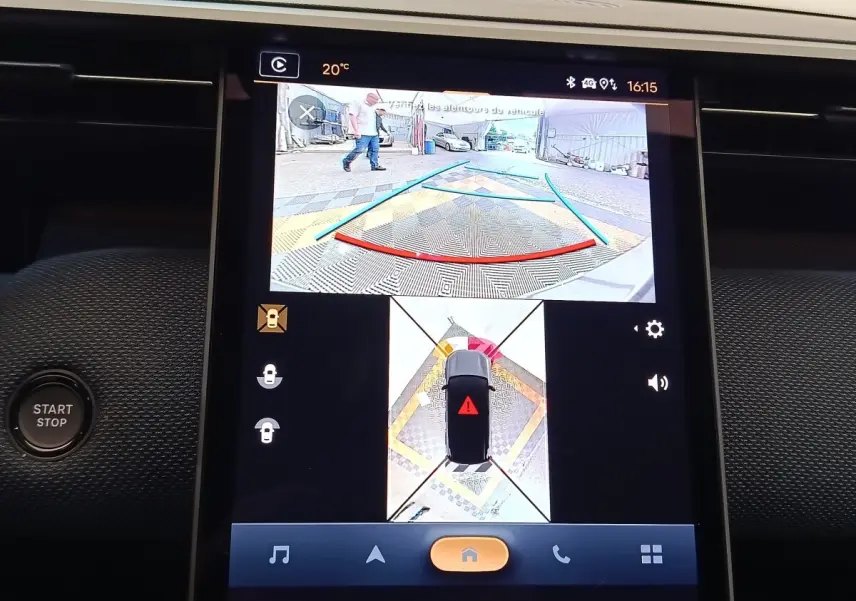 Écran tactile central montrant la caméra 360° de recul dans l’habitacle du Citroën C5 Hybride vert 2026.