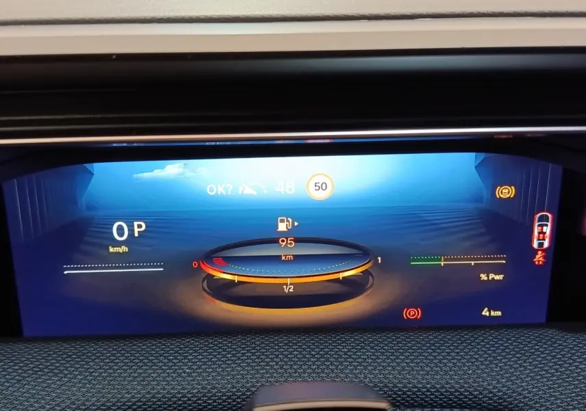 Affichage numérique du combiné d'instruments de la Citroën C5 Hybride 2026, avec jauge de carburant et alertes visibles.