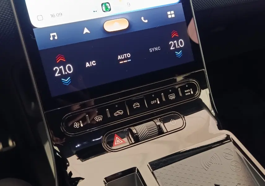 Détail du tableau de bord tactile et console centrale noire brillante de la Citroën C5 Hybride 2026.