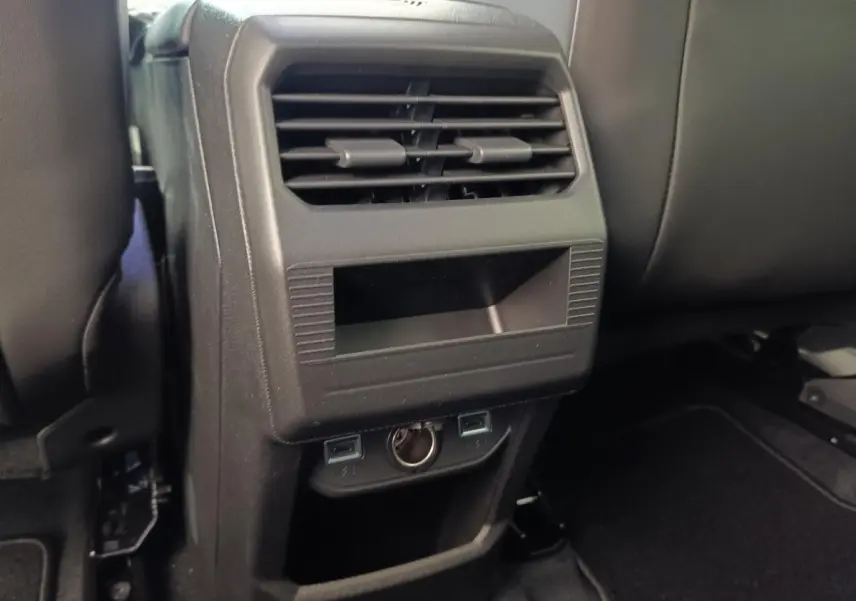 Détail de la console arrière noire avec bouches d'aération et prises USB du Citroën C5 Hybride 2026.