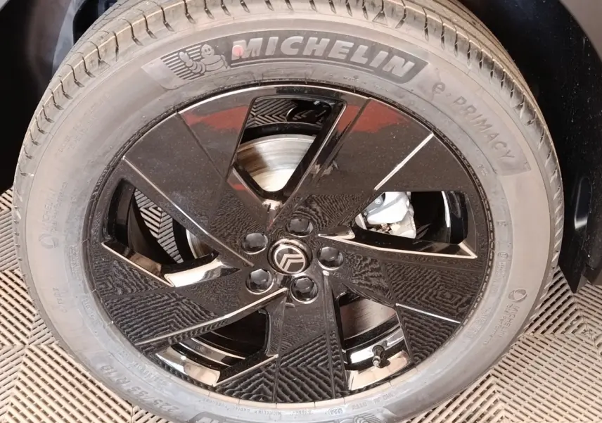 Gros plan sur la jante noire brillante de la Citroën C5 Hybride 2026 avec pneu Michelin visible.