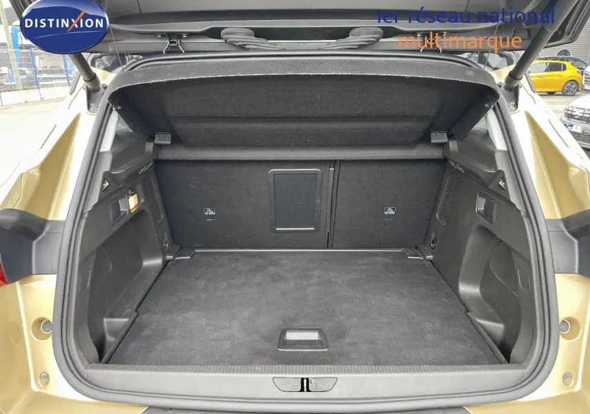 Coffre ouvert vu de l'arrière d'un Opel Grandland X 2018 couleur Golden Sunstone Metal, montrant un espace de chargement propre et spacieux.