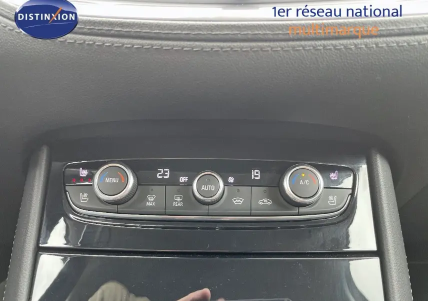 Panneau de commande de la climatisation automatique de l'Opel Grandland X 2018 avec réglages numériques et boutons tactiles.