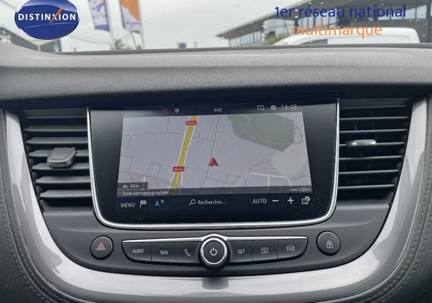 Écran tactile central avec navigation GPS dans l'habitacle de l'Opel Grandland X diesel couleur Golden Sunstone Metal.