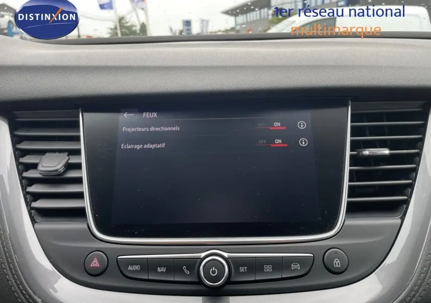 Écran central tactile du tableau de bord de l'Opel Grandland X avec réglages des phares adaptatifs visibles.
