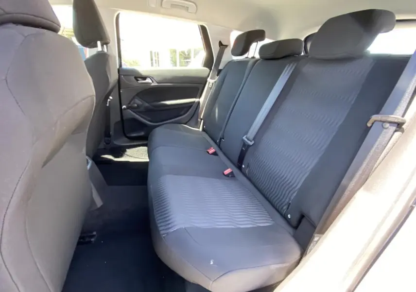 Vue intérieure côté droit des sièges arrière noirs de la Peugeot 308 SW 2017 en version 1.6 BlueHDi Active+ attelage.