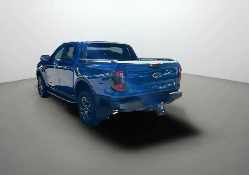 Ford Ranger 2025 bleu lightning vu en 3/4 arrière droit avec hayon et attelage visibles