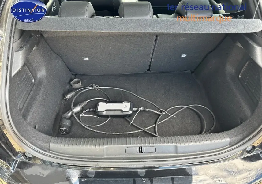 Coffre ouvert d'un DS3 Crossback E-TENSE noir métal 2021 avec câble de recharge électrique visible.