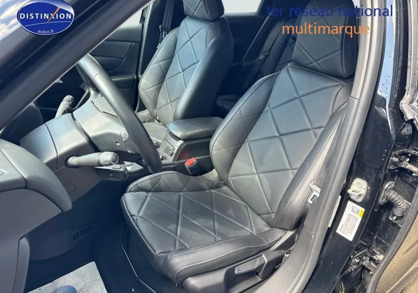 Vue intérieure côté conducteur du DS3 Crossback E-TENSE 2021 avec sièges cuir noir matelassé et volant visible.