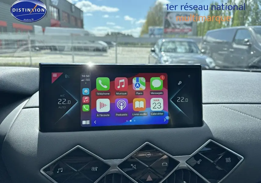 Écran tactile central affichant Apple CarPlay sur le tableau de bord du DS3 Crossback noir métal, vue intérieure frontale.