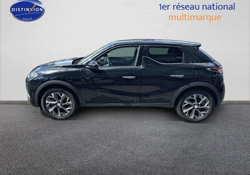 Profil côté gauche d'un DS3 Crossback E-TENSE noir métal 2021 avec jantes alliage et lignes modernes distinctives.