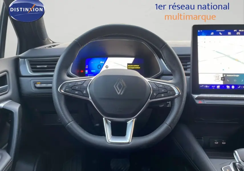 Vue intérieure centrée sur le volant noir de la Renault Symbioz 2025 avec tableau de bord numérique et écran tactile.