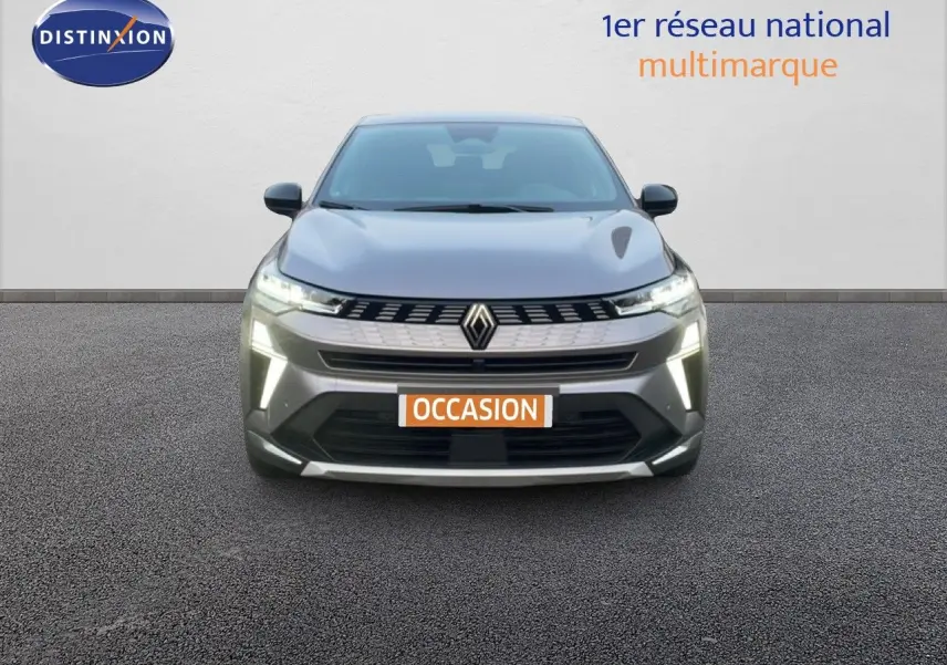 Vue frontale d'une Renault SYMBIOZ gris cassiopée métal avec feux LED allumés sur fond neutre.
