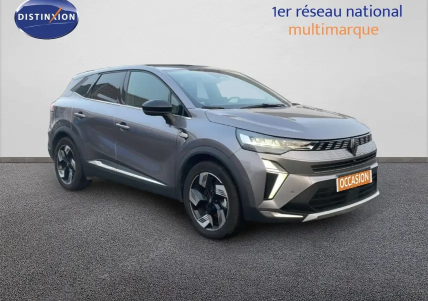 Renault Symbioz gris cassiopée métal en 3/4 avant droit, avec calandre distinctive et jantes bicolores modernes.