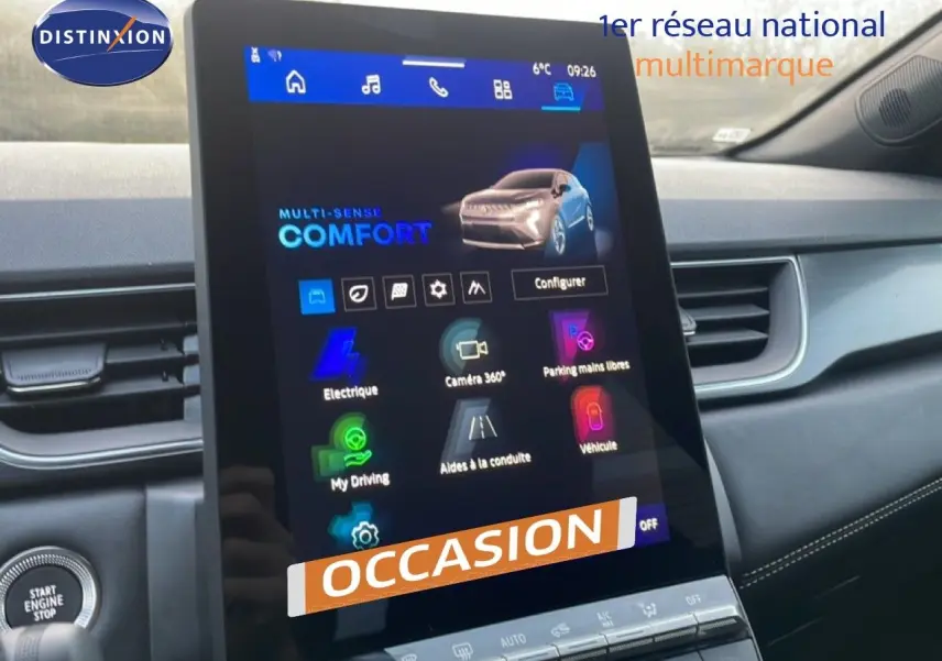 Vue rapprochée de l’écran tactile central du Renault Symbioz gris cassiopée, affichant le mode confort et options connectées.