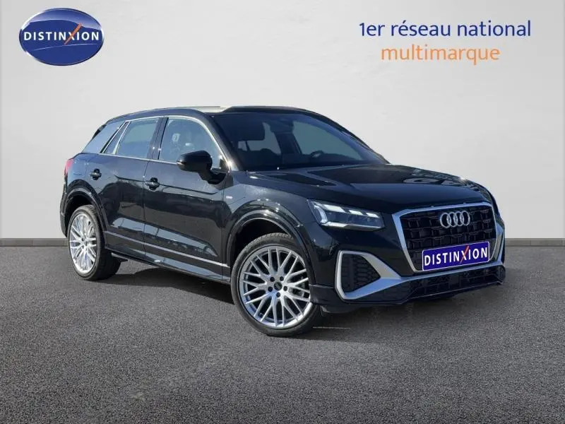 Audi Q2 30 TDI S line noir Mythic métallisé en 3/4 avant, avec jantes alu et calandre distinctive noire.