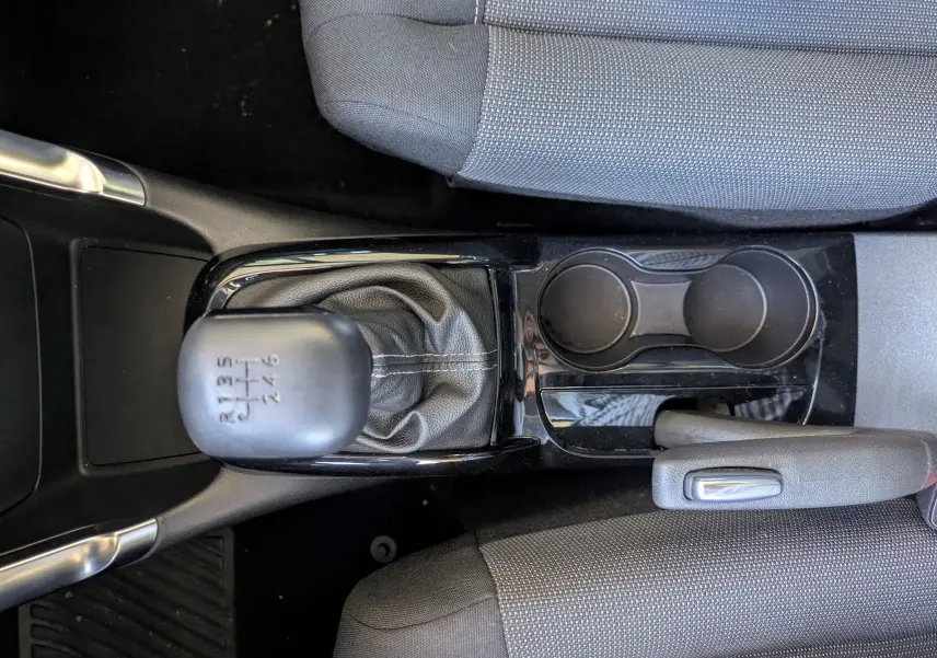 Gros plan intérieur sur la prise 12V et port USB du Citroën C3 Aircross 2024, finition tissu Mica Grey.