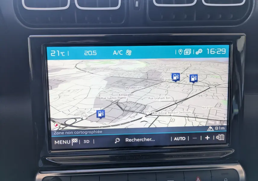 Écran tactile central du tableau de bord du Citroën C3 Aircross 2024, affichant la climatisation automatique à 20,5°C.