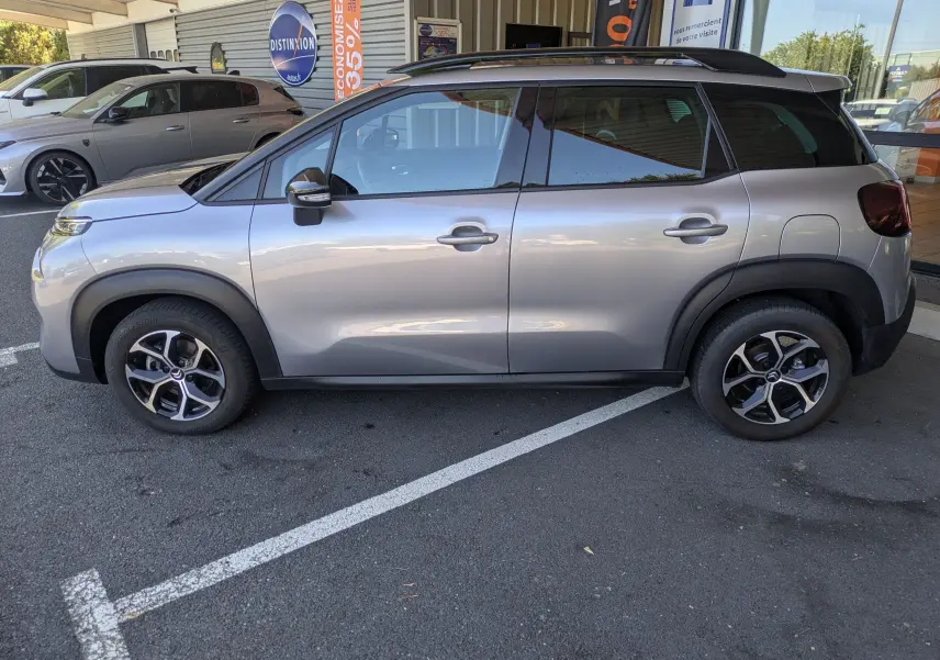 Citroën C3 Aircross gris Artense vue 3/4 avant droit, avec jantes alliage 16 pouces et toit noir.