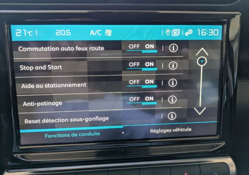 Écran tactile central du tableau de bord de la Citroën C3 Aircross 2024 gris Artense, avec affichage d'aide au stationnement.