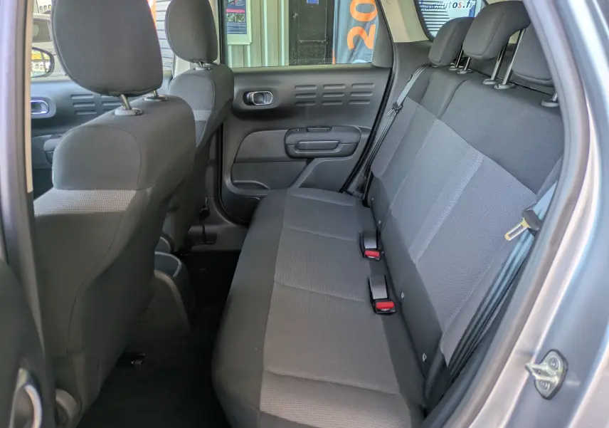 Écran tactile central de la Citroën C3 Aircross 2024 affichant les réglages d’aides à la conduite en intérieur.