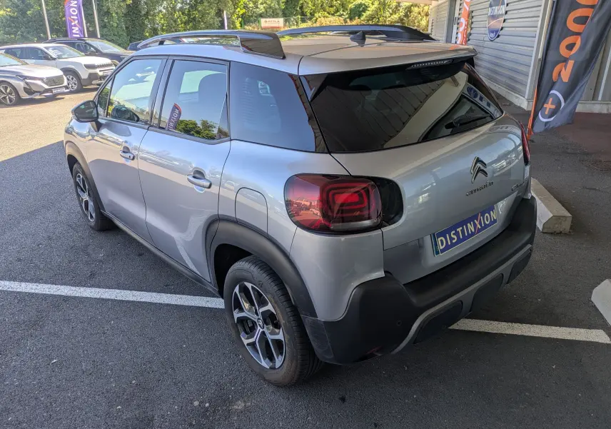 Vue 3/4 arrière droite du Citroën C3 Aircross gris Artense avec jantes alliage et vitres arrière surteintées.