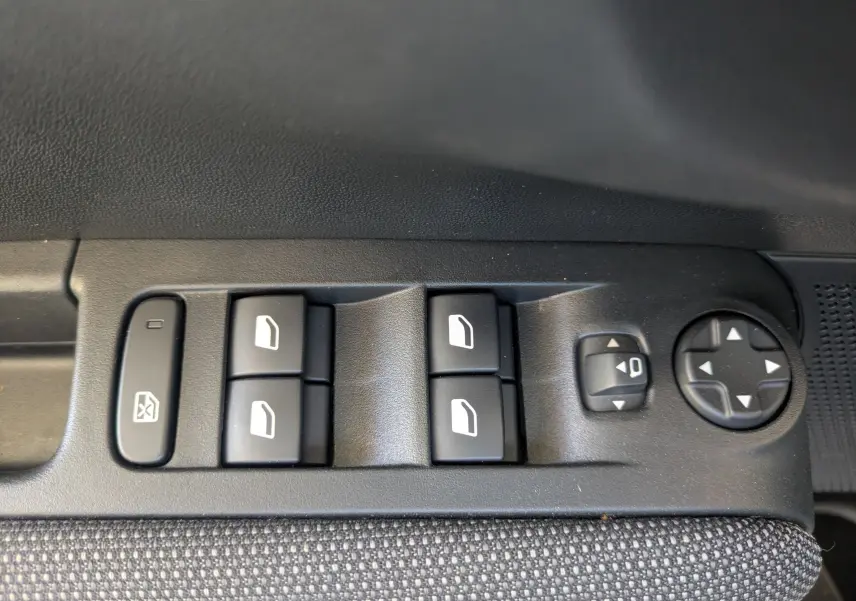 Vue intérieure côté droit montrant la banquette arrière en tissu gris du Citroën C3 Aircross 2024 Gris Artense.