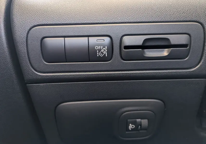 Vue intérieure centrée sur le volant cuir et tableau de bord du Citroën C3 Aircross 2024, version essence gris Artense.