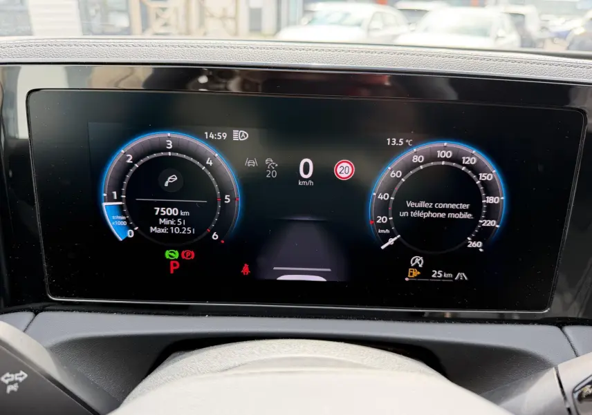 Vue rapprochée du tableau de bord numérique Digital Cockpit Pro du Volkswagen Tiguan 2025 avec affichage polychrome et indications de conduite.