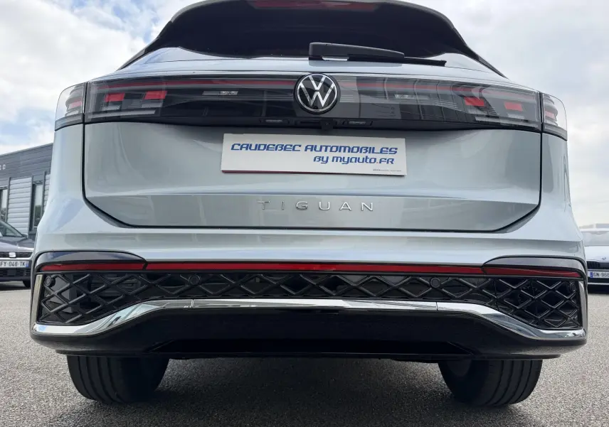 Vue arrière du Volkswagen Tiguan gris 2025 avec feux LED 3D et logo VW centré sur le hayon.
